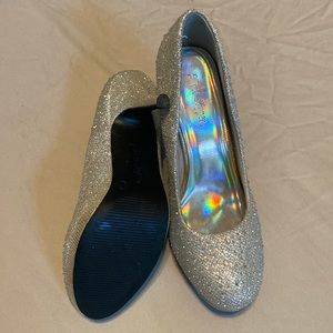 Like new only worn once Size 8 Silver heel.